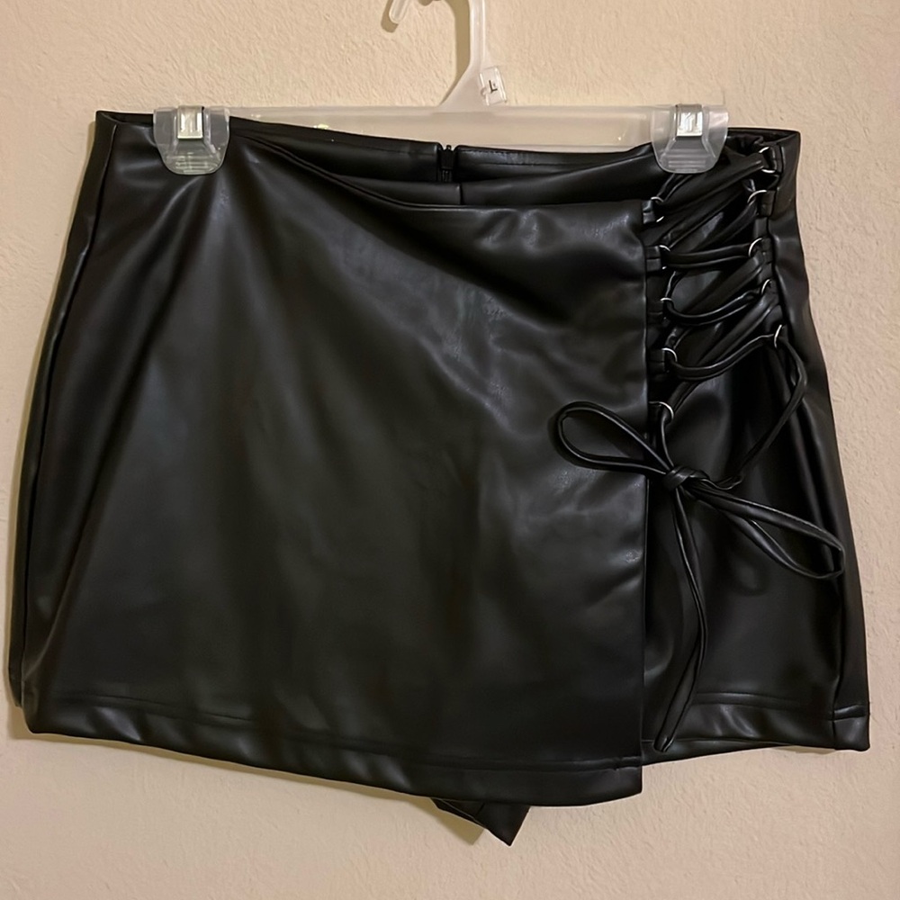 Black mini shorts forever 21 that looks like a skirt in the front